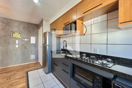 Cozinha de apartamento para alugar com 2 quartos, 40m² em Vila Mira, São Paulo