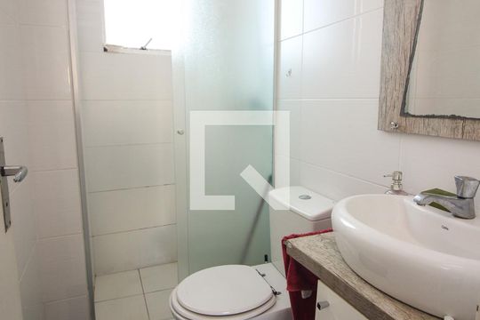 Banheiro de apartamento à venda com 3 quartos, 65m² em Santana, Porto Alegre