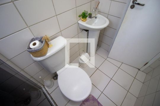 Banheiro Social de apartamento para alugar com 3 quartos, 66m² em Parque Santa Laura, Ferraz de Vasconcelos