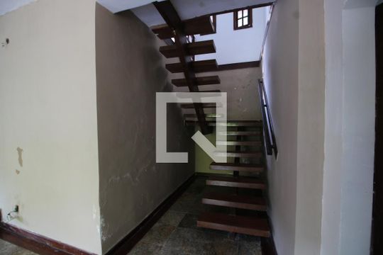 Sala - Escada de casa de condomínio à venda com 4 quartos, 229m² em Freguesia (jacarepaguá), Rio de Janeiro