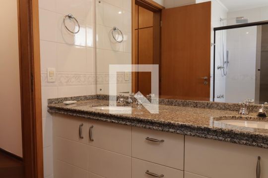 Banheiro da suite principal de apartamento à venda com 3 quartos, 180m² em Indianópolis, São Paulo