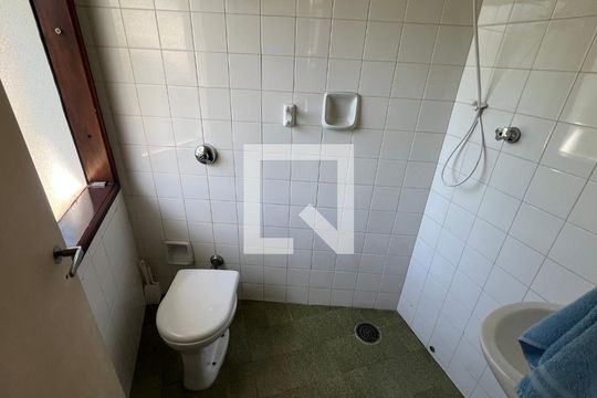 Banheiro de serviço de casa para alugar com 4 quartos, 485m² em Alto de Pinheiros, São Paulo