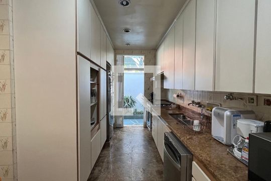 Cozinha de casa para alugar com 4 quartos, 485m² em Alto de Pinheiros, São Paulo