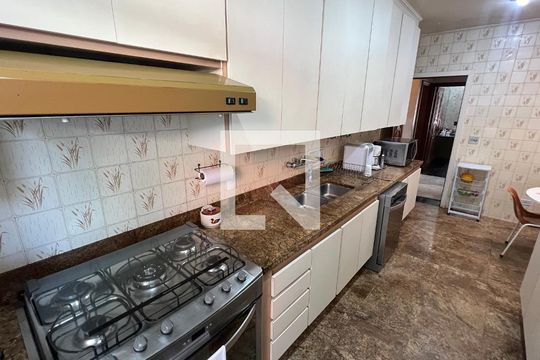 Cozinha de casa para alugar com 4 quartos, 485m² em Alto de Pinheiros, São Paulo