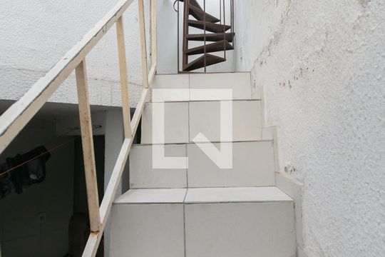 Escada / Entrada de casa para alugar com 1 quarto, 40m² em Parque Savoy City, São Paulo