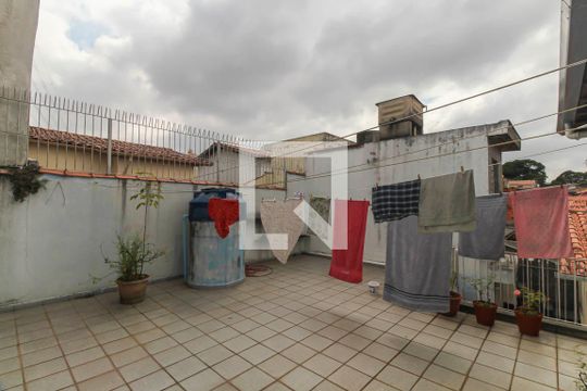 Quintal de casa à venda com 4 quartos, 206m² em Vila Cleonice, São Paulo
