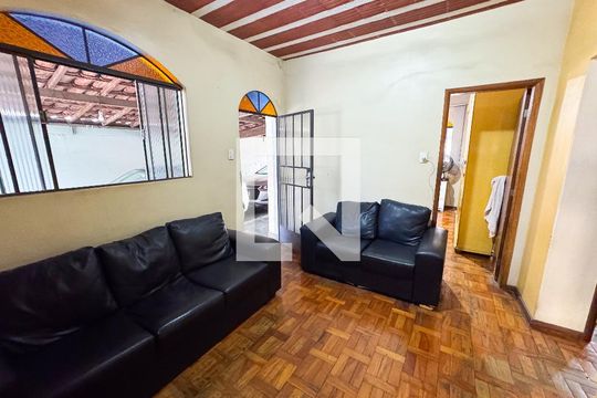 Casa à venda com 4 quartos, 97m² em Centro, Contagem