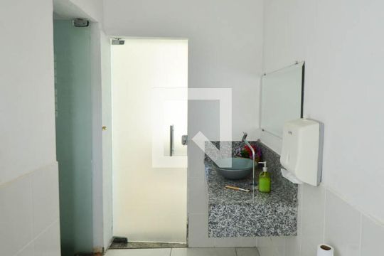 Banheiro / casa1 de casa à venda com 4 quartos, 300m² em Pompéia, Belo Horizonte