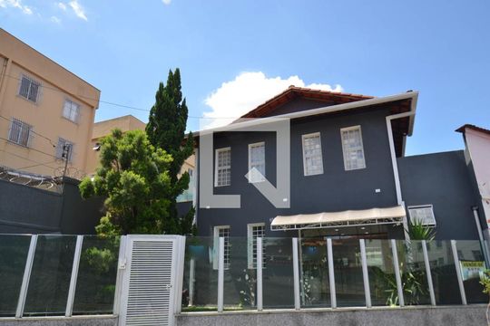 Fachada de casa à venda com 4 quartos, 300m² em Pompéia, Belo Horizonte