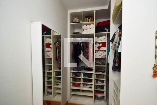 Suíte casa2 Closet de casa à venda com 4 quartos, 300m² em Pompéia, Belo Horizonte