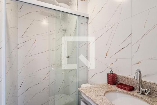 Banheiro de kitnet/studio para alugar com 1 quarto, 26m² em Tucuruvi, São Paulo