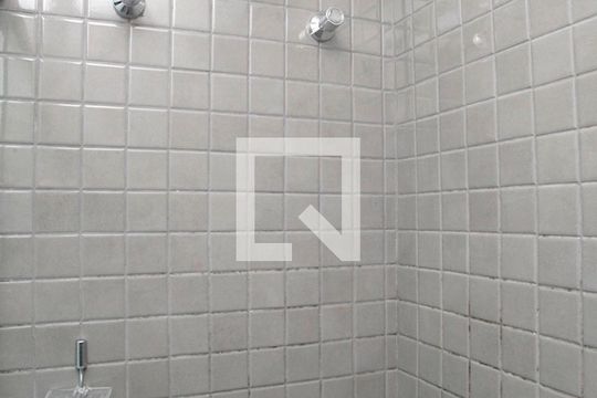 Banheiro de kitnet/studio à venda com 1 quarto, 28m² em Centro Histórico, Porto Alegre