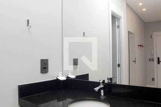 Banheiro de kitnet/studio à venda com 1 quarto, 28m² em Centro Histórico, Porto Alegre