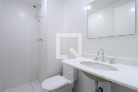 Banheiro de kitnet/studio para alugar com 1 quarto, 24m² em Pompeia, São Paulo