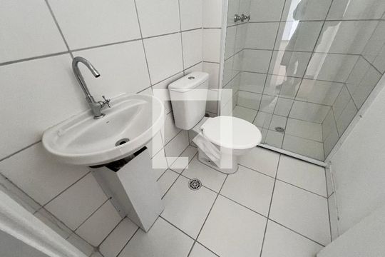 Banheiro de apartamento para alugar com 2 quartos, 45m² em Jacarepaguá, Rio de Janeiro