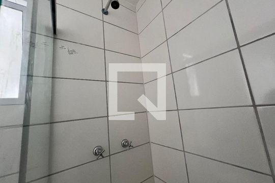 Banheiro de apartamento para alugar com 2 quartos, 45m² em Jacarepaguá, Rio de Janeiro