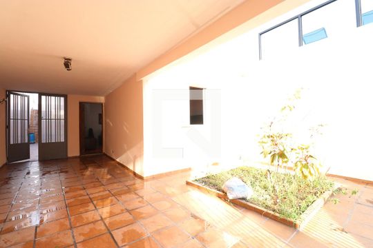 Garagem de casa à venda com 2 quartos, 117m² em Vila Ipojuca, São Paulo