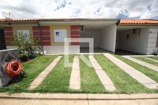 Fachada da casa e placa de casa de condomínio para alugar com 3 quartos, 90m² em Aclimação, Uberlândia