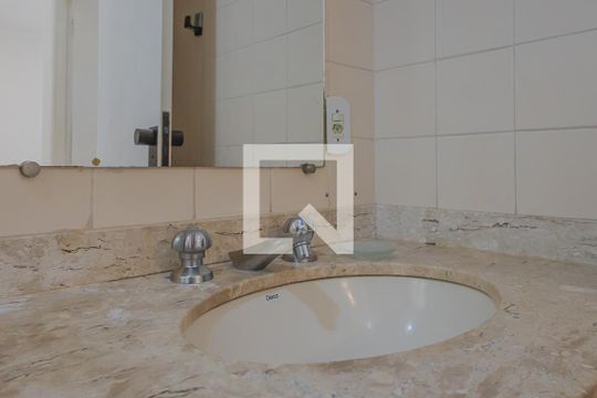 Banheiro de apartamento para alugar com 1 quarto, 43m² em Jardim Paulista, São Paulo