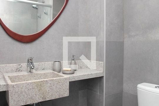 Banheiro de kitnet/studio para alugar com 1 quarto, 35m² em Mont’serrat, Porto Alegre