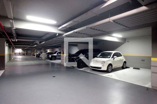 Área Comum - Box Garagem (01 vaga - rotativo) de kitnet/studio para alugar com 1 quarto, 35m² em Mont’serrat, Porto Alegre