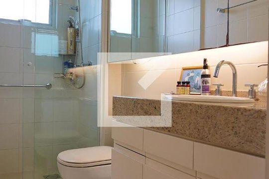 Banheiro corredor de apartamento para alugar com 3 quartos, 107m² em Trindade, Florianópolis
