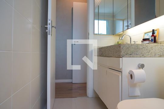 Banheiro suite de apartamento para alugar com 3 quartos, 107m² em Trindade, Florianópolis