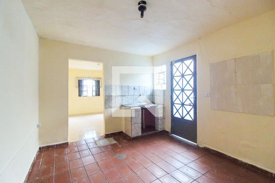 Cozinha de casa para alugar com 1 quarto, 35m² em Vila Carmosina, São Paulo