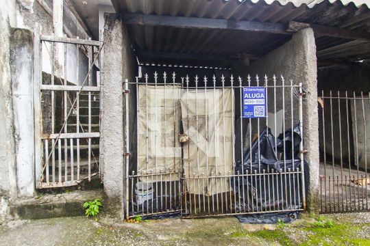 Fachada + Plaquinha de casa para alugar com 1 quarto, 35m² em Vila Carmosina, São Paulo