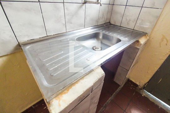 Cozinha de casa para alugar com 1 quarto, 35m² em Vila Carmosina, São Paulo