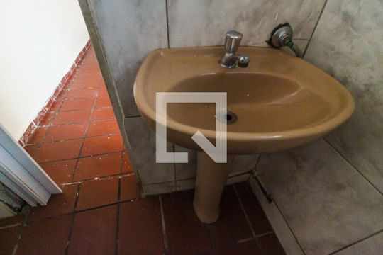 Banheiro de casa para alugar com 1 quarto, 35m² em Vila Carmosina, São Paulo
