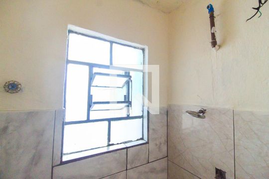 Banheiro de casa para alugar com 1 quarto, 35m² em Vila Carmosina, São Paulo