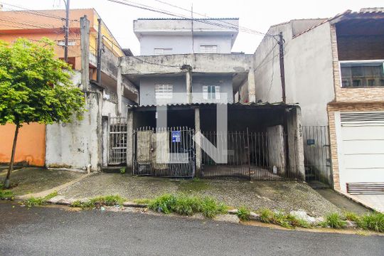 Fachada + Plaquinha de casa para alugar com 1 quarto, 35m² em Vila Carmosina, São Paulo