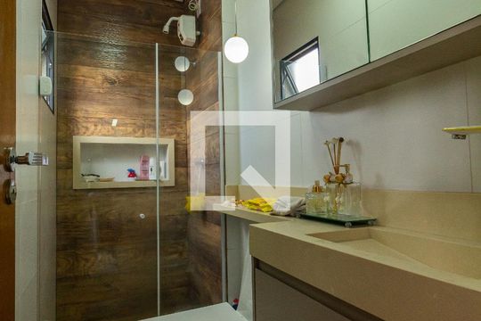 Banheiro  de apartamento à venda com 2 quartos, 45m² em Jardim Textil, São Paulo