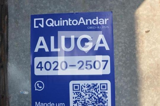 Placa instalada de apartamento para alugar com 2 quartos, 70m² em Vila Valqueire, Rio de Janeiro