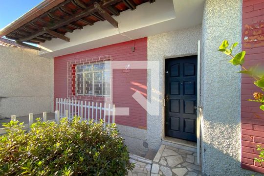 Área externa de casa à venda com 3 quartos, 200m² em Concórdia, Belo Horizonte