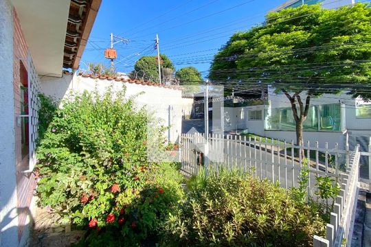 Área externa de casa à venda com 3 quartos, 200m² em Concórdia, Belo Horizonte