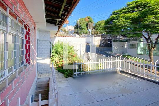 Área externa de casa à venda com 3 quartos, 200m² em Concórdia, Belo Horizonte
