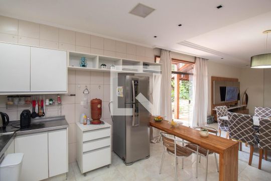 Cozinha de casa para alugar com 3 quartos, 320m² em Vila Pedra Branca, São Paulo