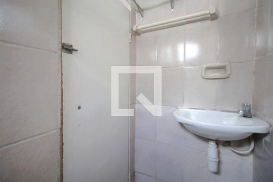 Banheiro de kitnet/studio para alugar com 1 quarto, 30m² em Floresta, Belo Horizonte
