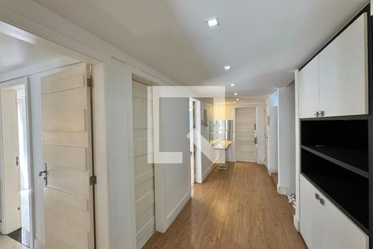 Sala de casa de condomínio para alugar com 6 quartos, 550m² em Barra da Tijuca, Rio de Janeiro