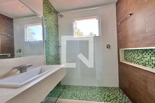 Suíte 2 - Banheiro de casa de condomínio para alugar com 6 quartos, 550m² em Barra da Tijuca, Rio de Janeiro