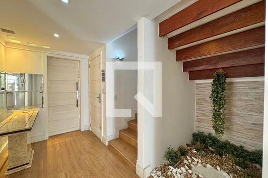 Sala de casa de condomínio para alugar com 6 quartos, 550m² em Barra da Tijuca, Rio de Janeiro