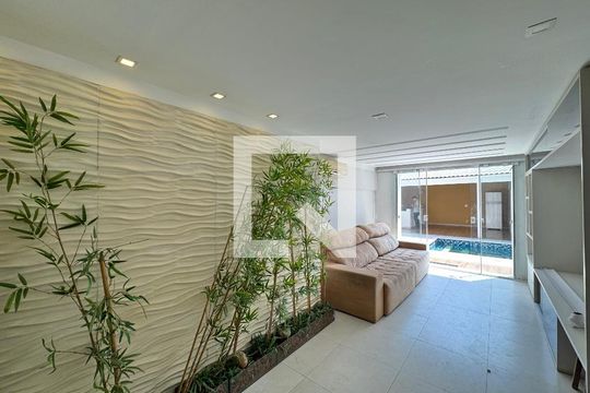 Sala de casa de condomínio para alugar com 6 quartos, 550m² em Barra da Tijuca, Rio de Janeiro