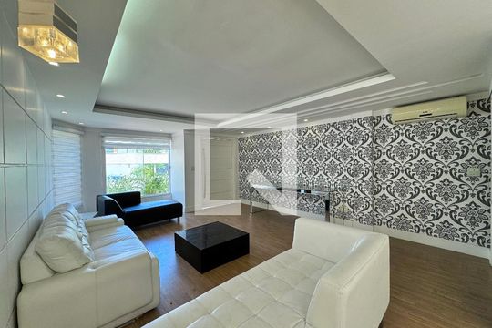 Sala de casa de condomínio para alugar com 6 quartos, 550m² em Barra da Tijuca, Rio de Janeiro