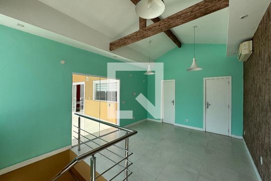 Sala de casa de condomínio para alugar com 6 quartos, 550m² em Barra da Tijuca, Rio de Janeiro