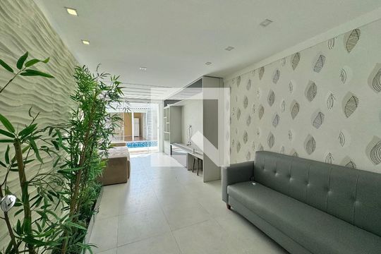 Sala de casa de condomínio para alugar com 6 quartos, 550m² em Barra da Tijuca, Rio de Janeiro