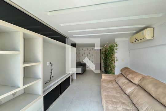 Sala de casa de condomínio para alugar com 6 quartos, 550m² em Barra da Tijuca, Rio de Janeiro