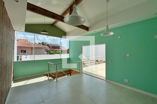 Sala de casa de condomínio para alugar com 6 quartos, 550m² em Barra da Tijuca, Rio de Janeiro