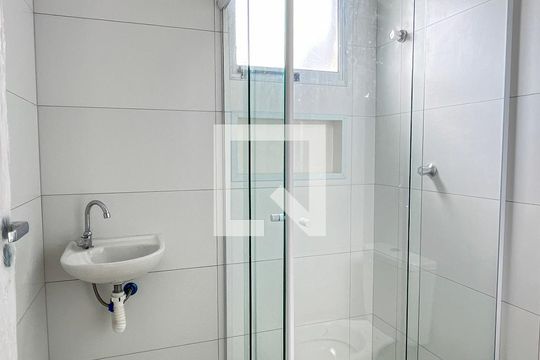 Banheiro de apartamento para alugar com 1 quarto, 26m² em São Domingos, São Paulo